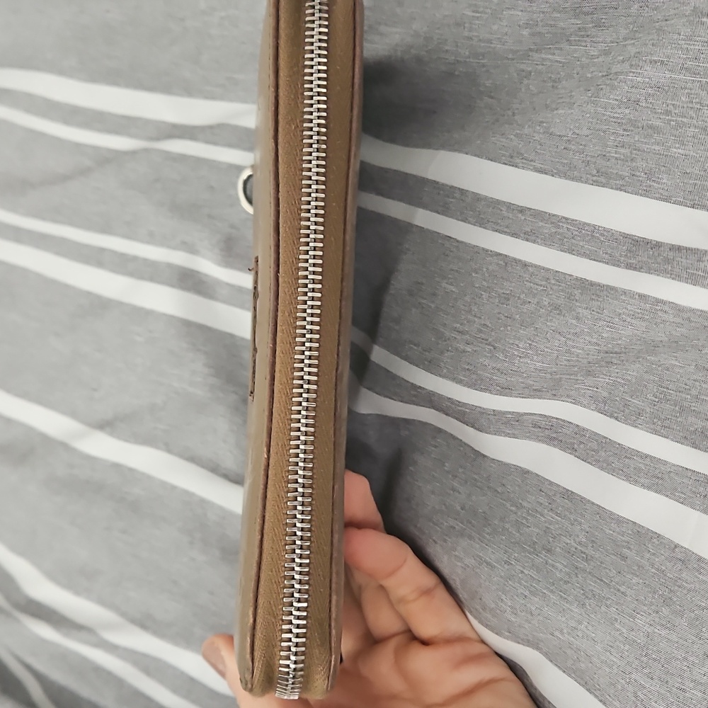 Gucci Embossed Beige Zip-Around Wallet - Picture 11 of 11